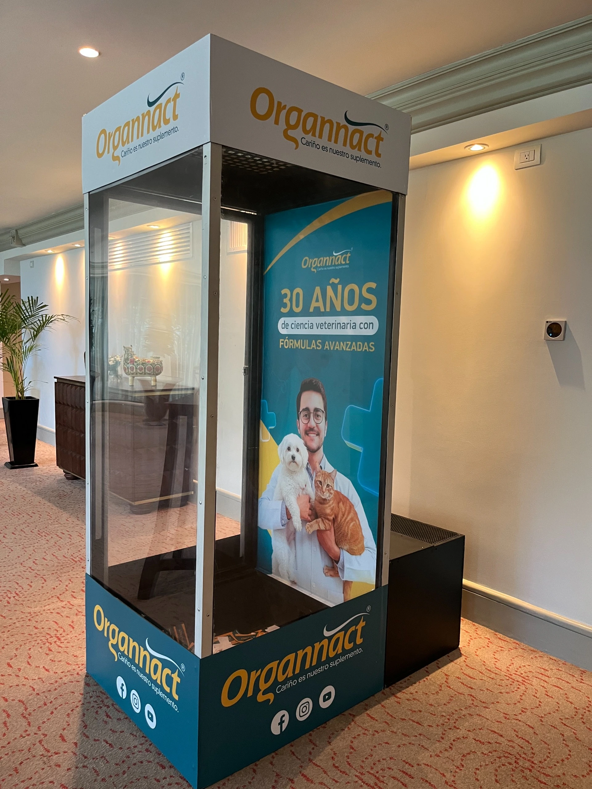 Vitrina de 30 años de Organnact, exhibidor de piso